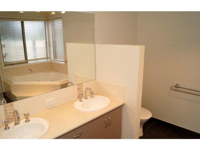 7 Seven Creeks Drive, Kialla VIC 3631