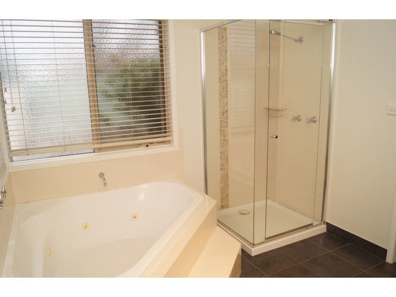 7 Seven Creeks Drive, Kialla VIC 3631