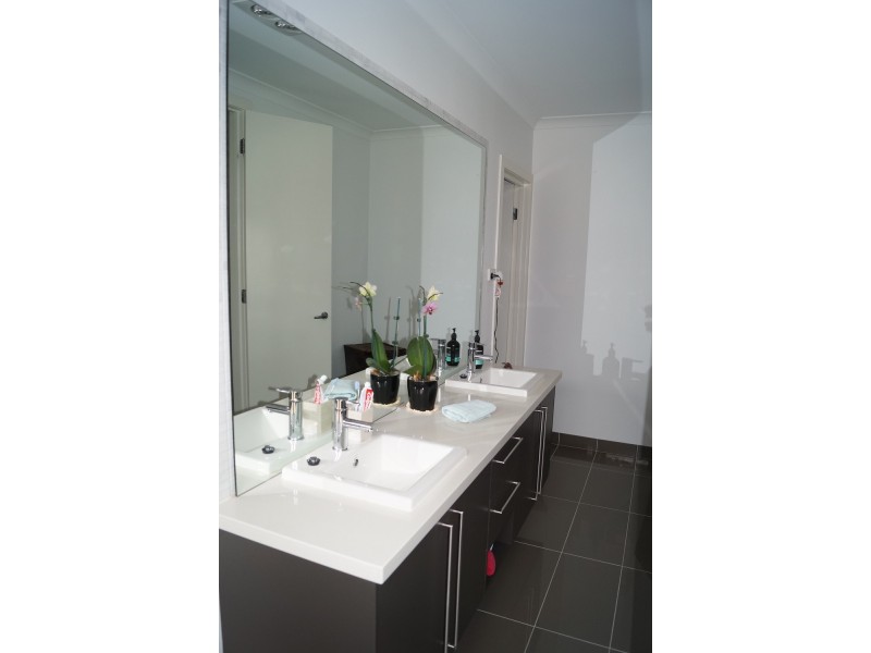 8 Brambuck Avenue, Kialla VIC 3631