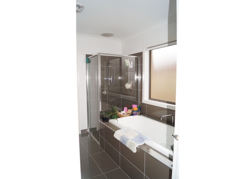 8 Brambuck Avenue, Kialla VIC 3631