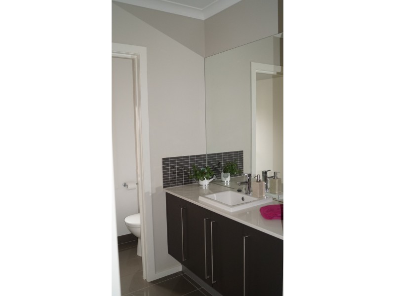 8 Brambuck Avenue, Kialla VIC 3631