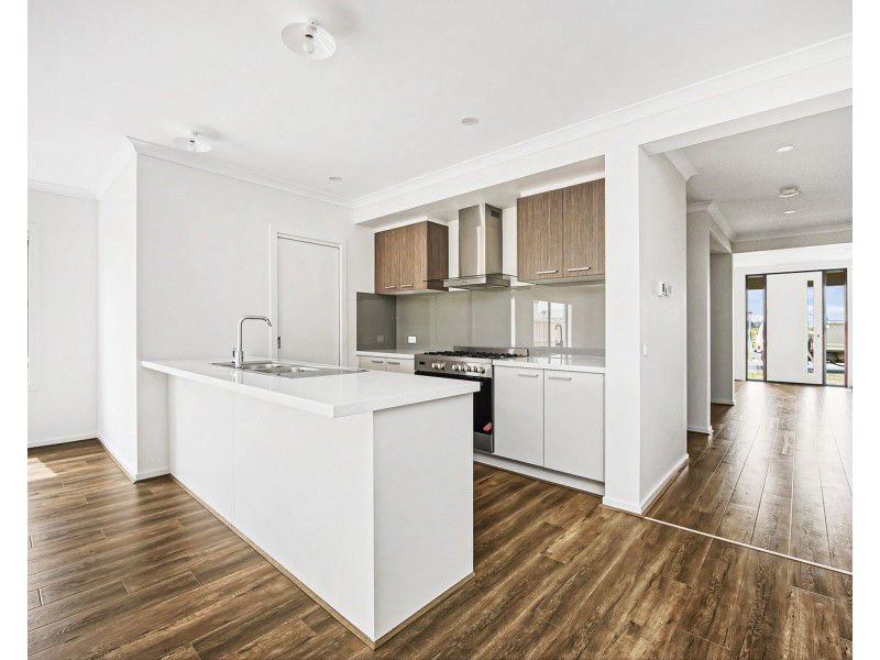 38  Laker Boulevard, Clyde North VIC 3978