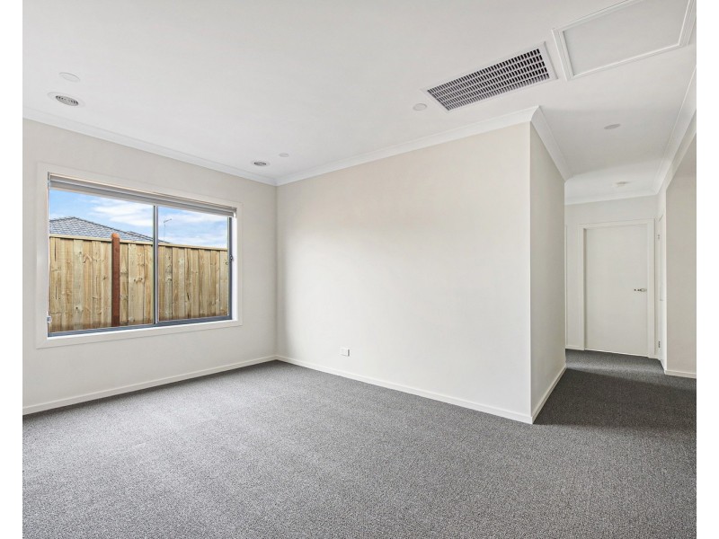 38  Laker Boulevard, Clyde North VIC 3978