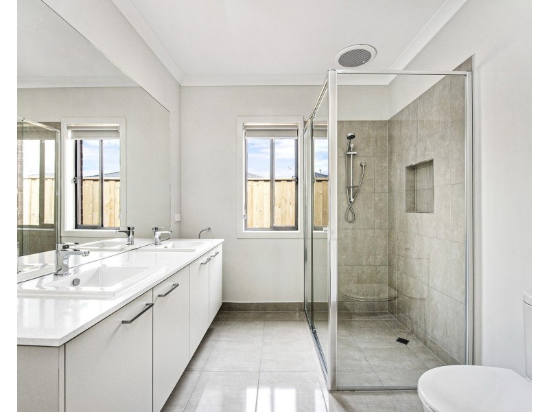 38  Laker Boulevard, Clyde North VIC 3978