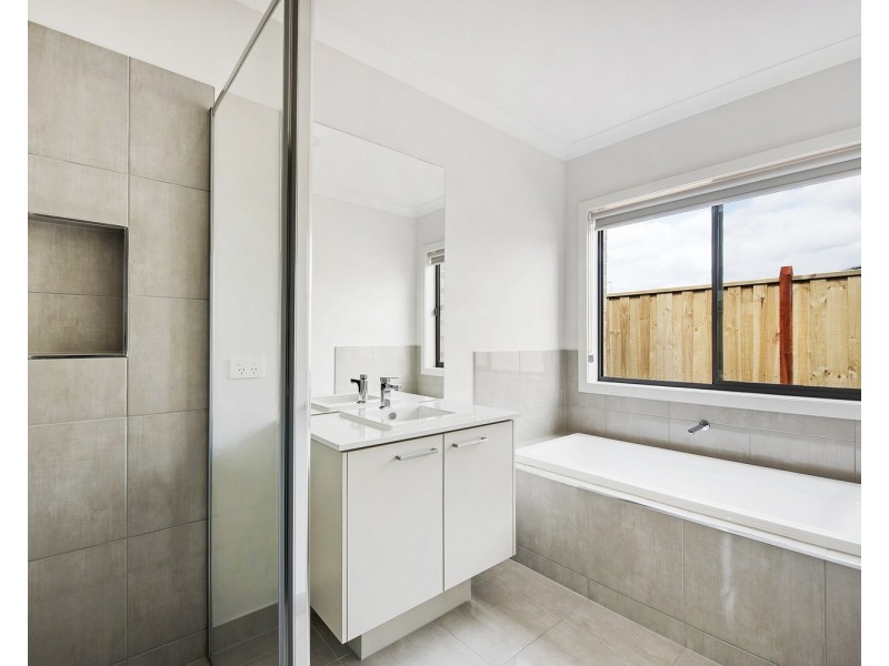 38  Laker Boulevard, Clyde North VIC 3978