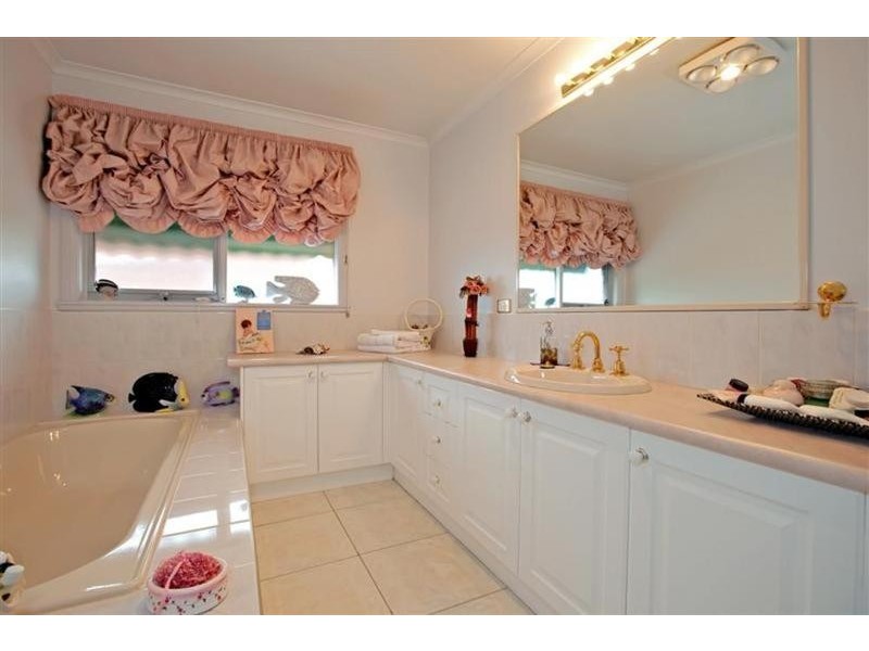 2 Parkhaven Way, Knoxfield VIC 3180