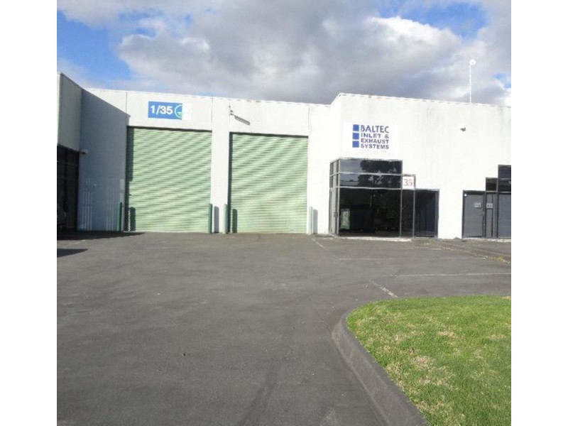 2A/35 Gilbert Park Drive, Knoxfield VIC 3180