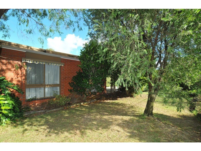 8 Ashton Road, Ferntree Gully VIC 3156