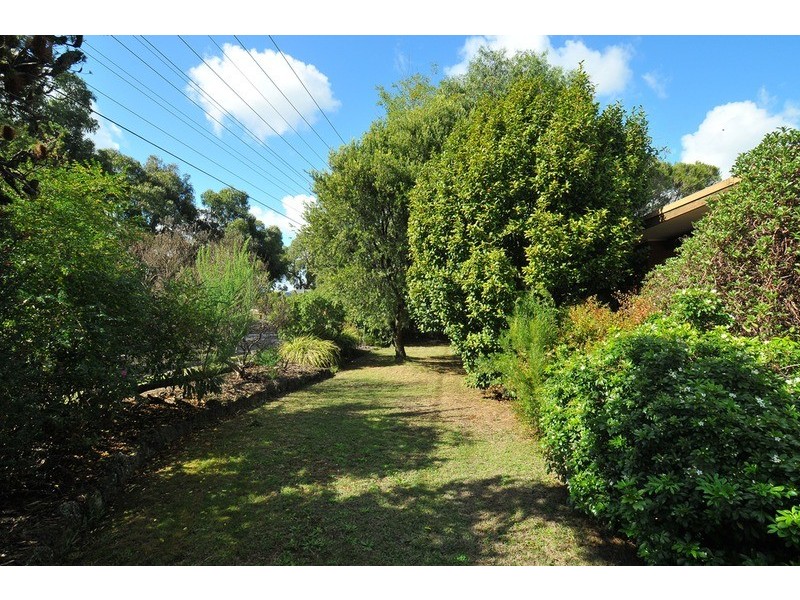 8 Ashton Road, Ferntree Gully VIC 3156