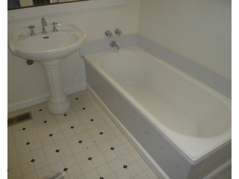 1 Mossfield Avenue, Ferntree Gully VIC 3156