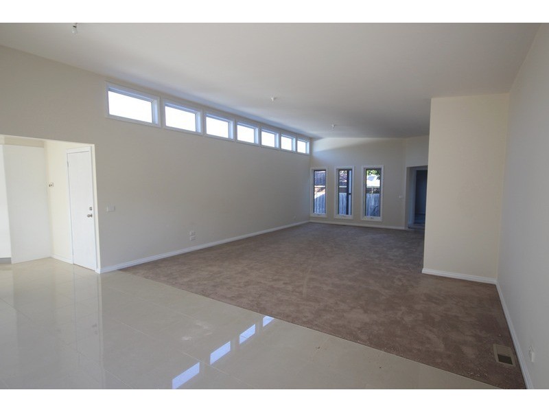 2/19 Lloyd Street, Knoxfield VIC 3180