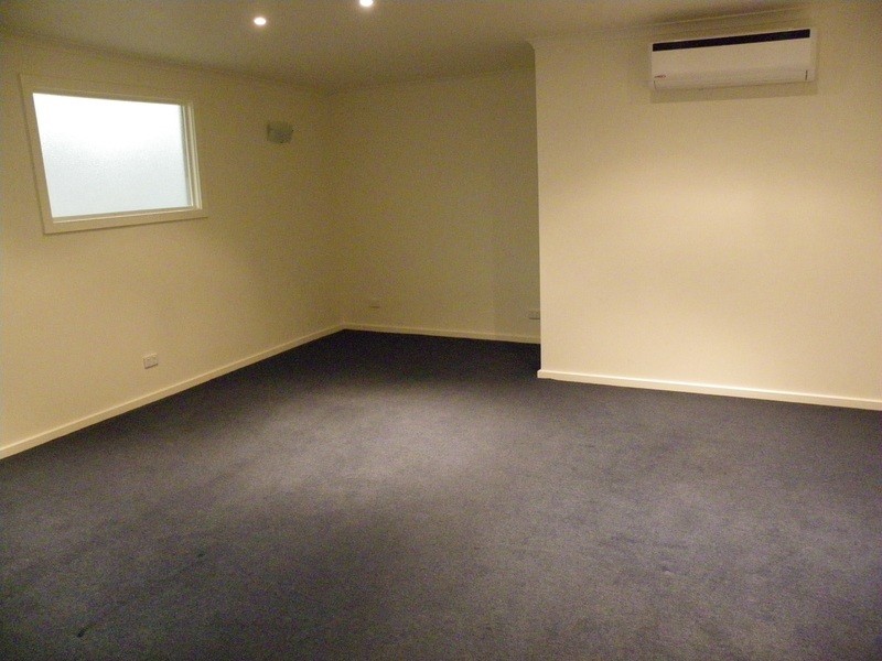 2/35 Gilbert Park Drive, Knoxfield VIC 3180