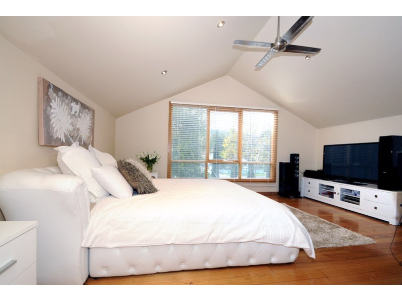 18 Glenfern Road, Ferntree Gully VIC 3156