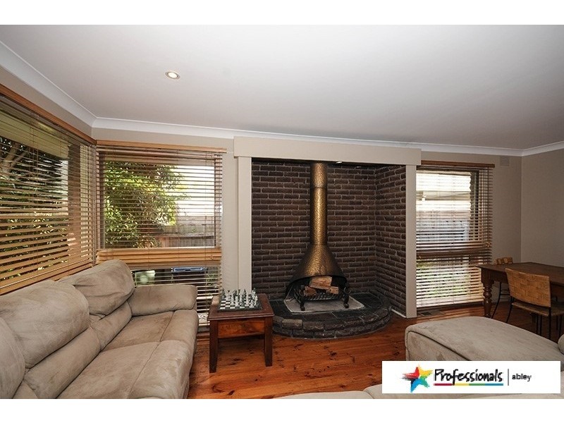 8 Beckenham Drive, Ferntree Gully VIC 3156