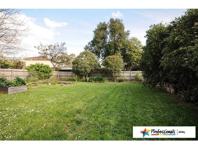 8 Beckenham Drive, Ferntree Gully VIC 3156