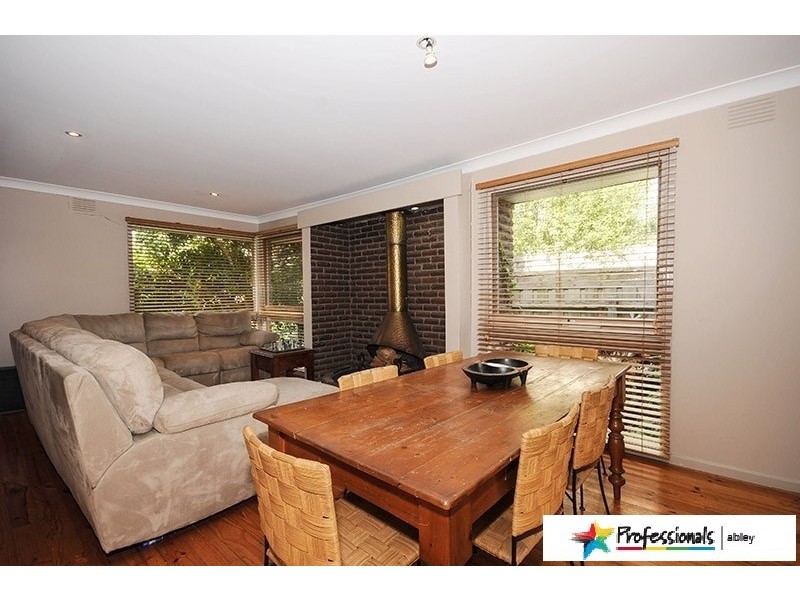 8 Beckenham Drive, Ferntree Gully VIC 3156