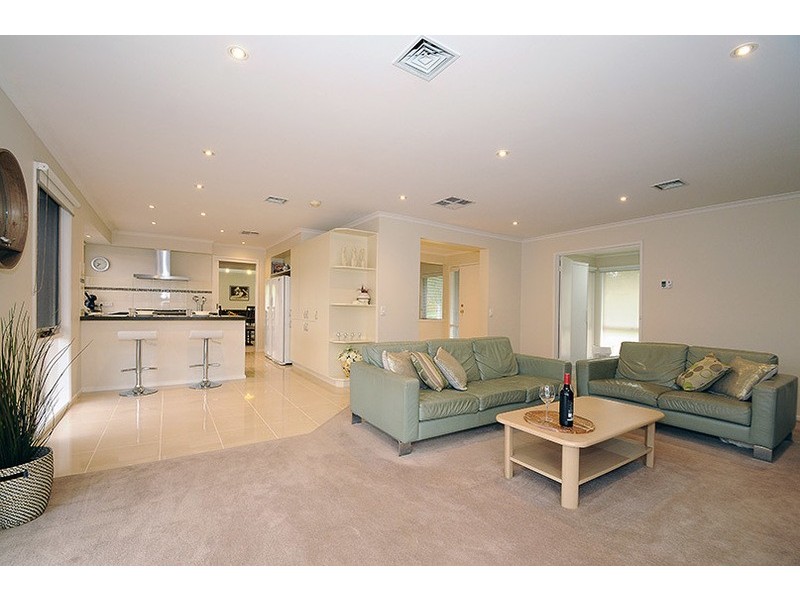 8 Pitfield Crescent, Rowville VIC 3178