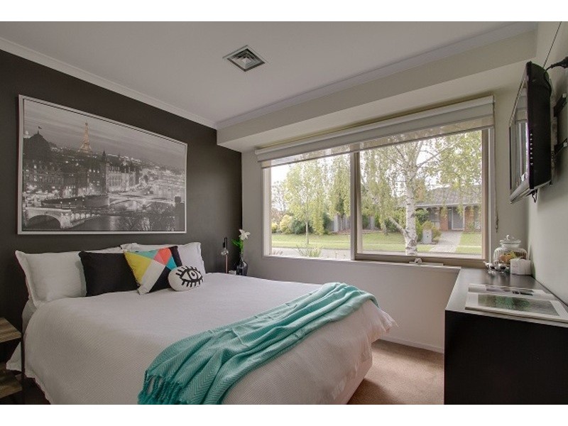 8 Pitfield Crescent, Rowville VIC 3178