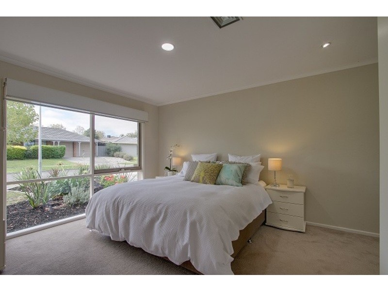 8 Pitfield Crescent, Rowville VIC 3178