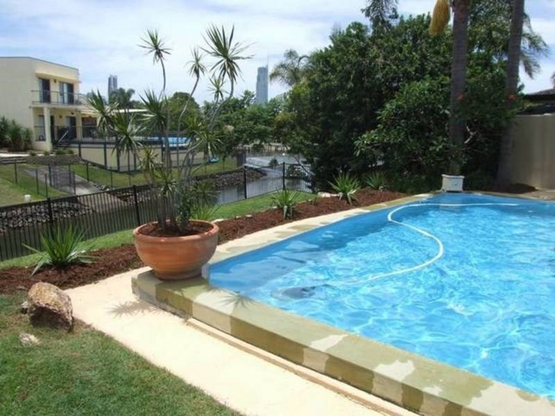 16 La Spezia Court, Isle Of Capri QLD 4217