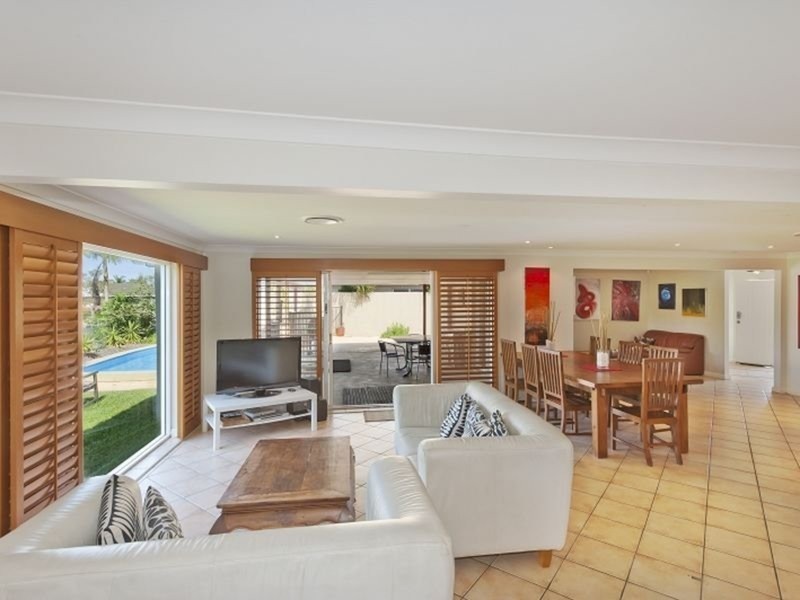 16 La Spezia Court, Isle Of Capri QLD 4217