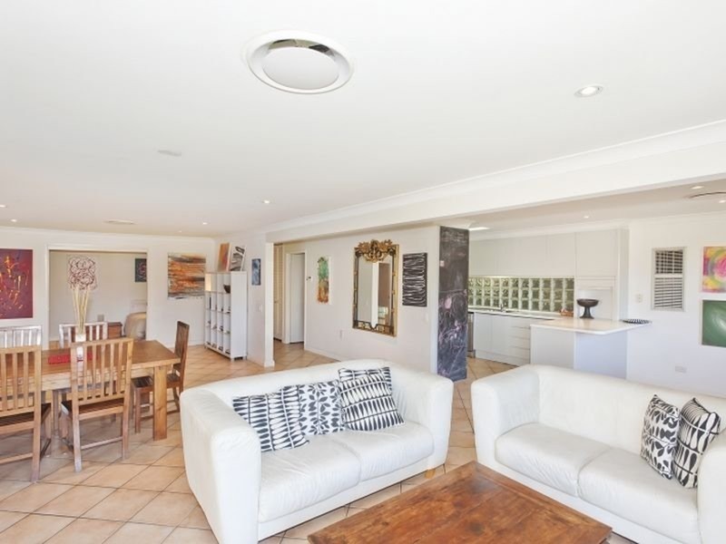 16 La Spezia Court, Isle Of Capri QLD 4217