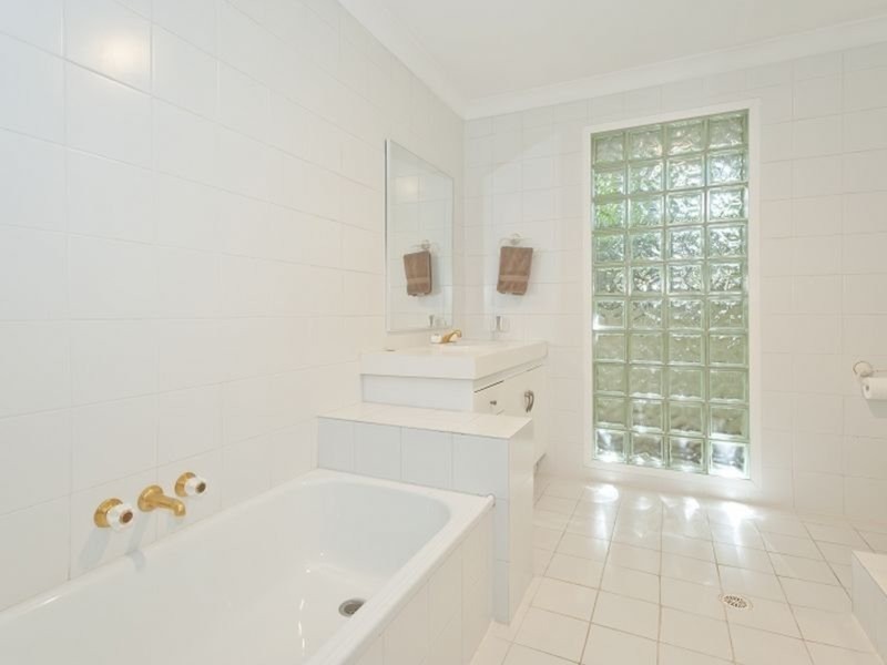 16 La Spezia Court, Isle Of Capri QLD 4217