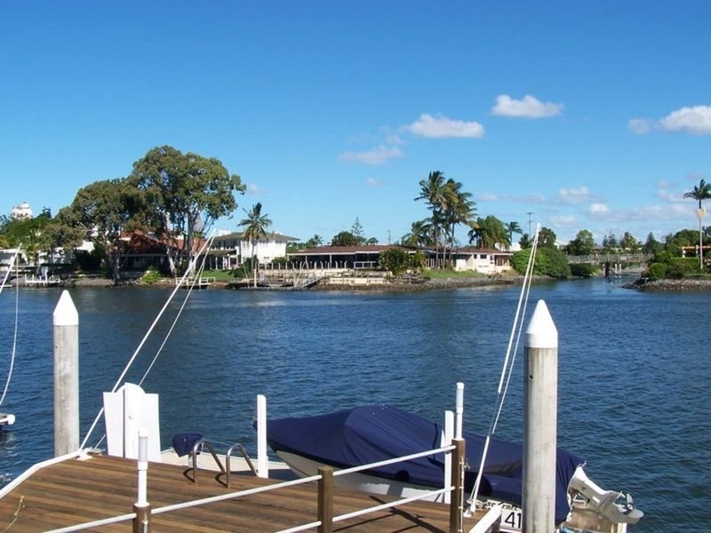 114 Amalfi Drive, Isle Of Capri QLD 4217