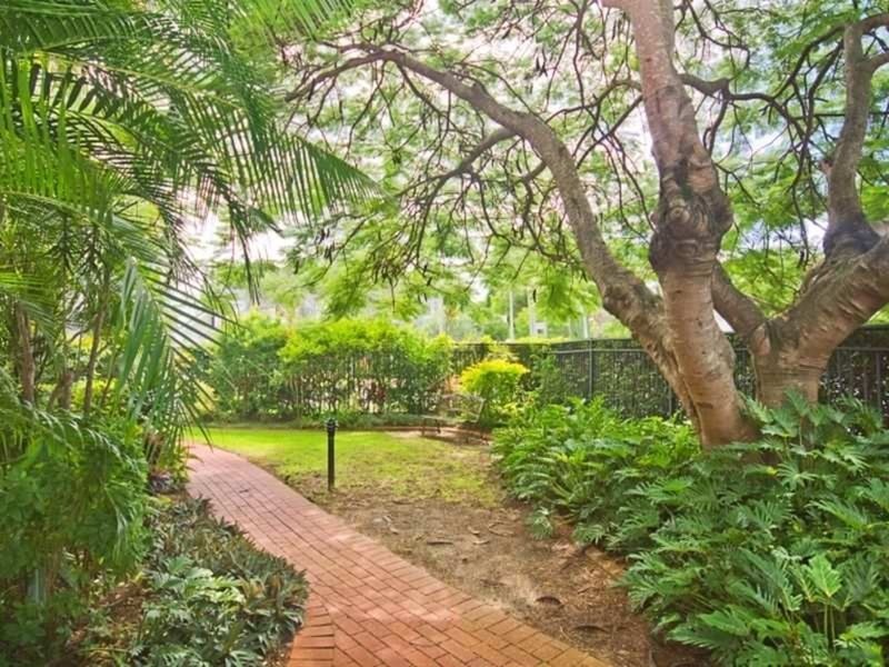 142 Stanhill Drive, Chevron Island QLD 4217
