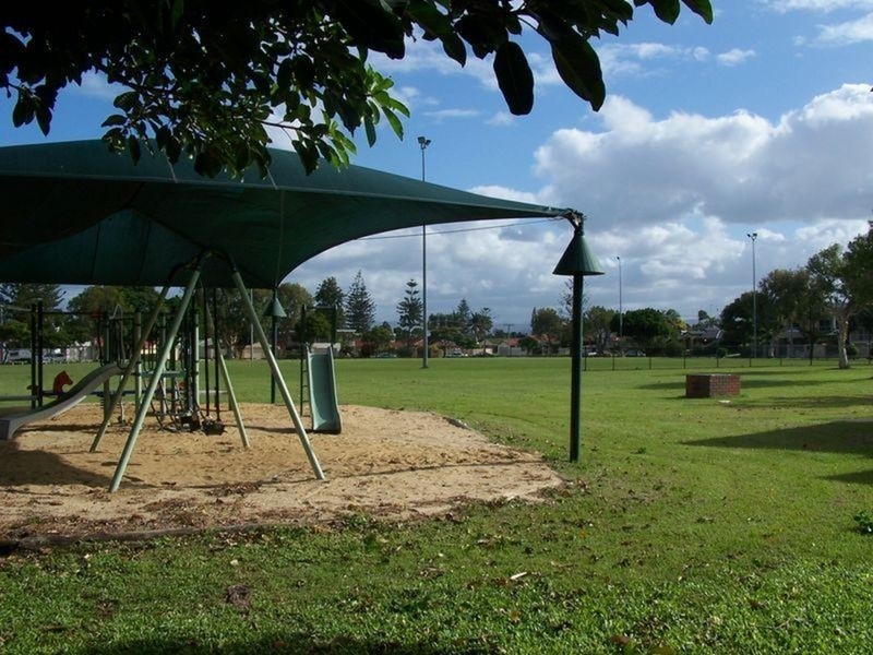 16 Verona Avenue, Isle Of Capri QLD 4217