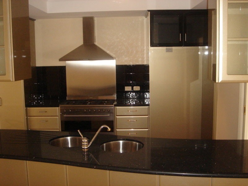 2/214 Stanhill Drive, Chevron Island QLD 4217