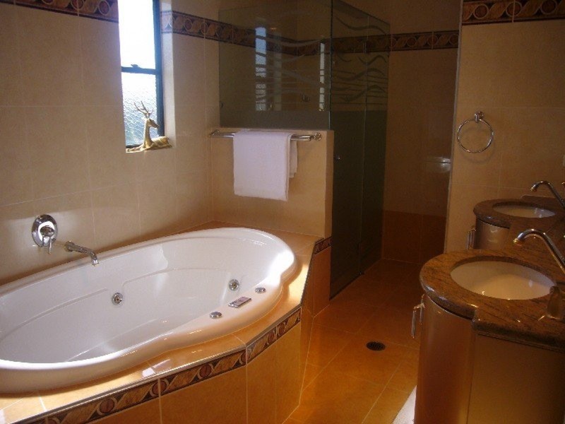 2/214 Stanhill Drive, Chevron Island QLD 4217