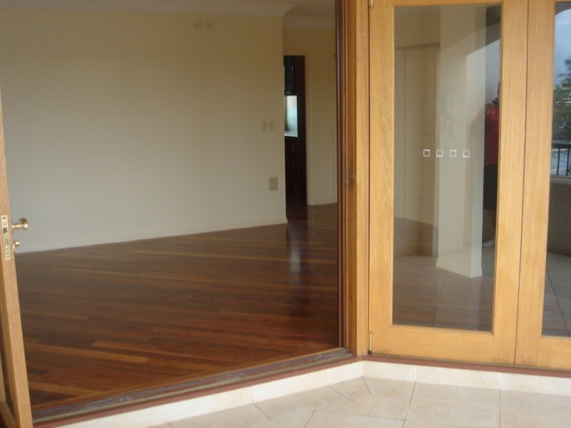 2/214 Stanhill Drive, Chevron Island QLD 4217