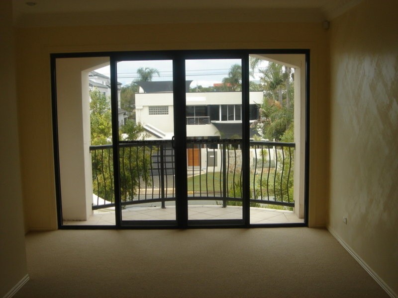 2/214 Stanhill Drive, Chevron Island QLD 4217