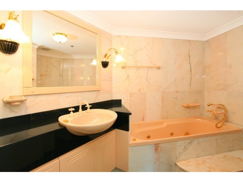 138/2 “Atlantis East” Admiralty  Drive, Paradise Waters QLD 4217
