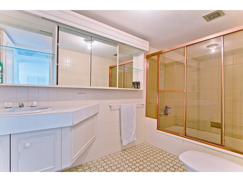 18 Commodore Drive, Paradise Waters QLD 4217