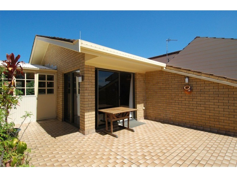 4 Kalyan Street, Chevron Island QLD 4217