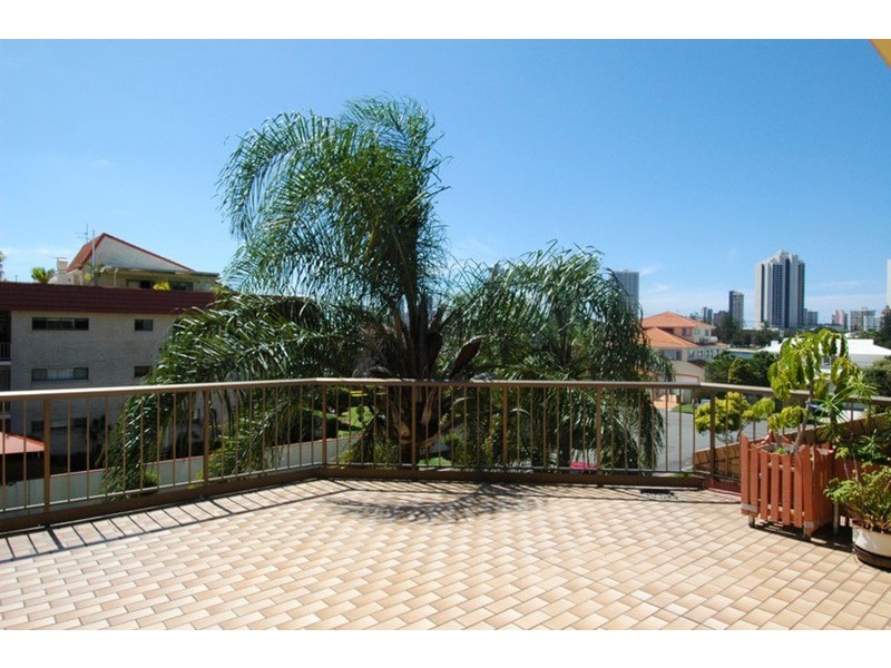 4 Kalyan Street, Chevron Island QLD 4217