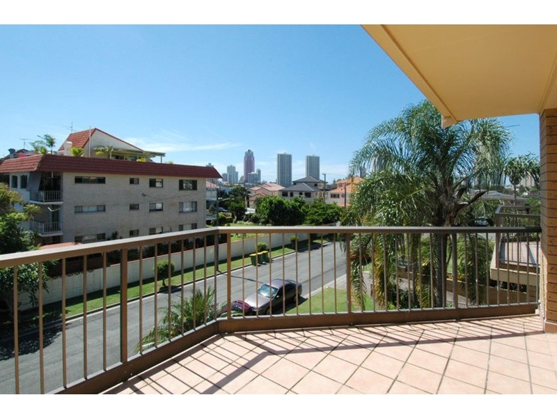 4 Kalyan Street, Chevron Island QLD 4217