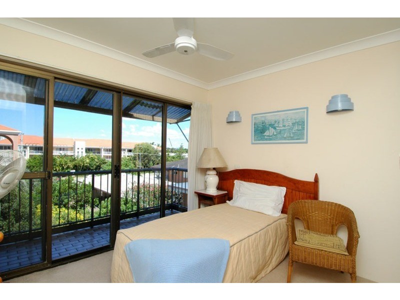 4 Kalyan Street, Chevron Island QLD 4217