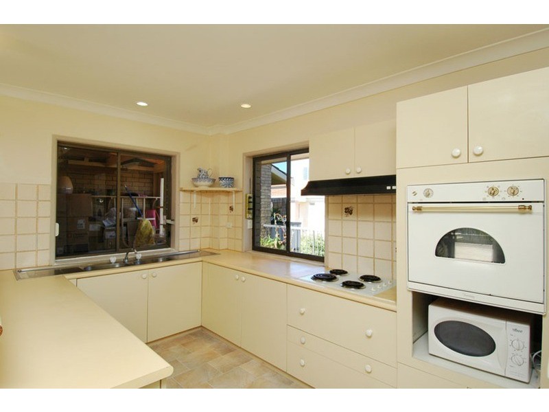 4 Kalyan Street, Chevron Island QLD 4217