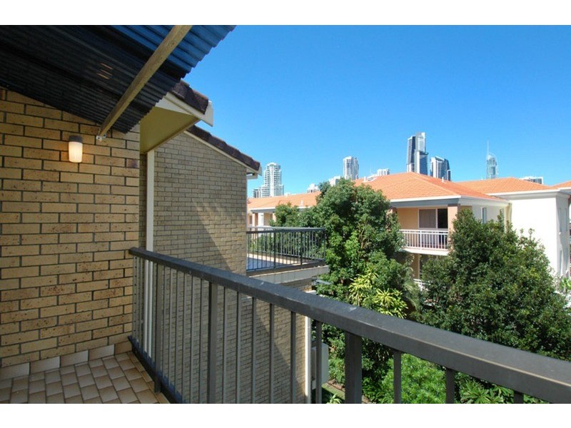 4 Kalyan Street, Chevron Island QLD 4217