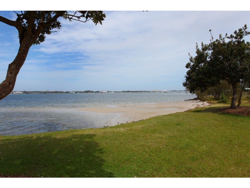 7 Robert Street, Labrador QLD 4215