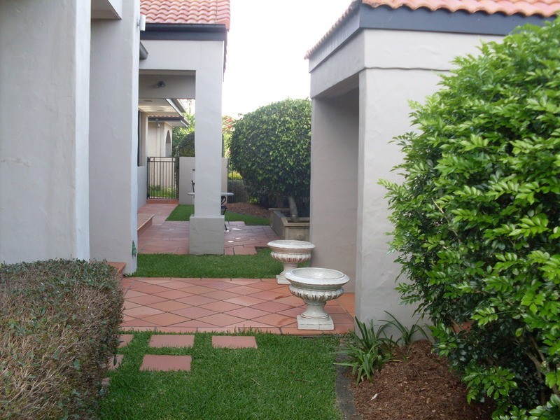 10 St Pauls Place, Isle Of Capri QLD 4217