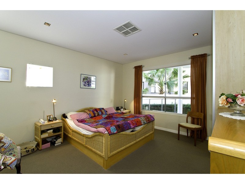 32 “Oasis” Oatland Esplanade, Runaway Bay QLD 4216