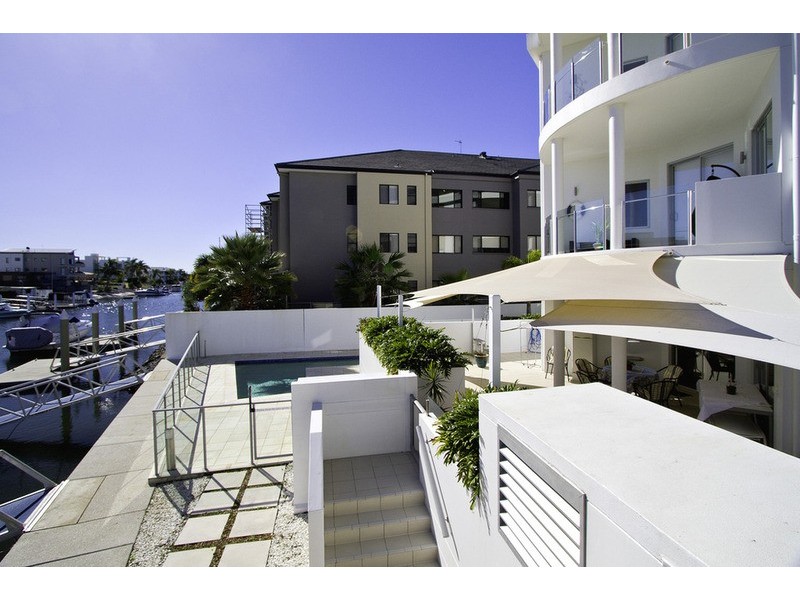 32 “Oasis” Oatland Esplanade, Runaway Bay QLD 4216
