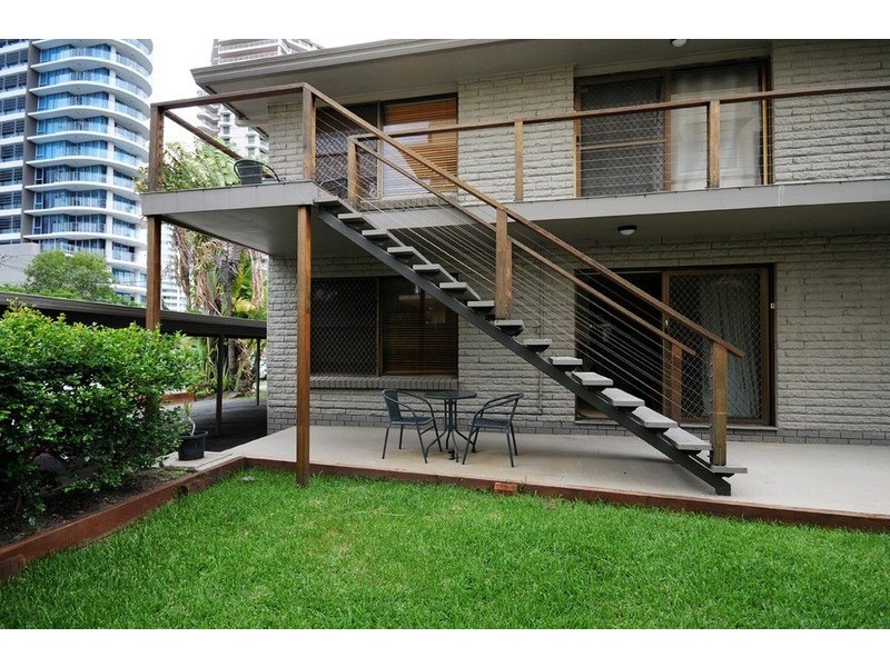 9 Cronin  Avenue, Main Beach QLD 4217