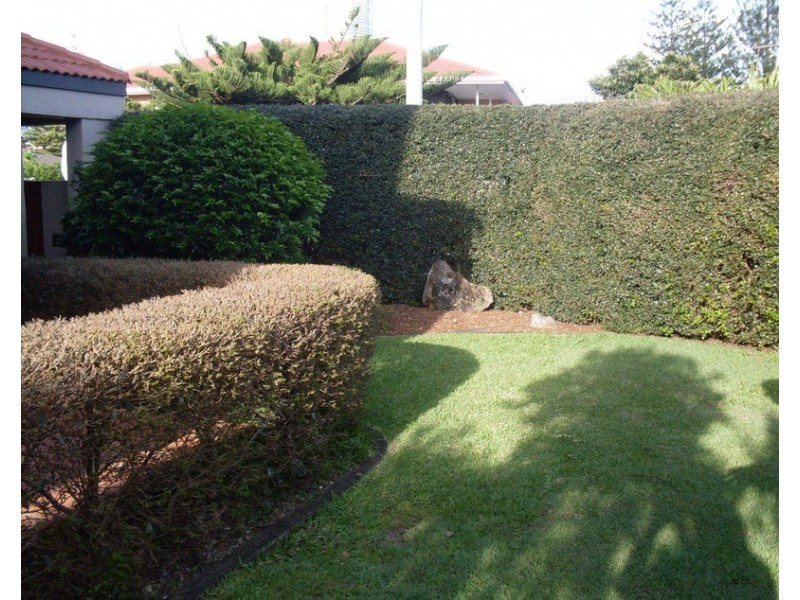 10 St Pauls Place, Isle Of Capri QLD 4217