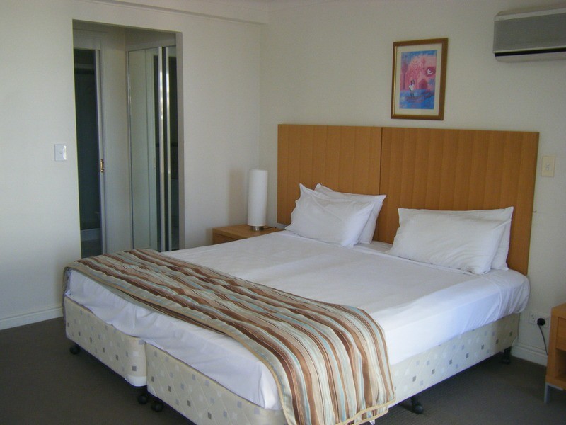 7 Elkhorn Avenue, Surfers Paradise QLD 4217