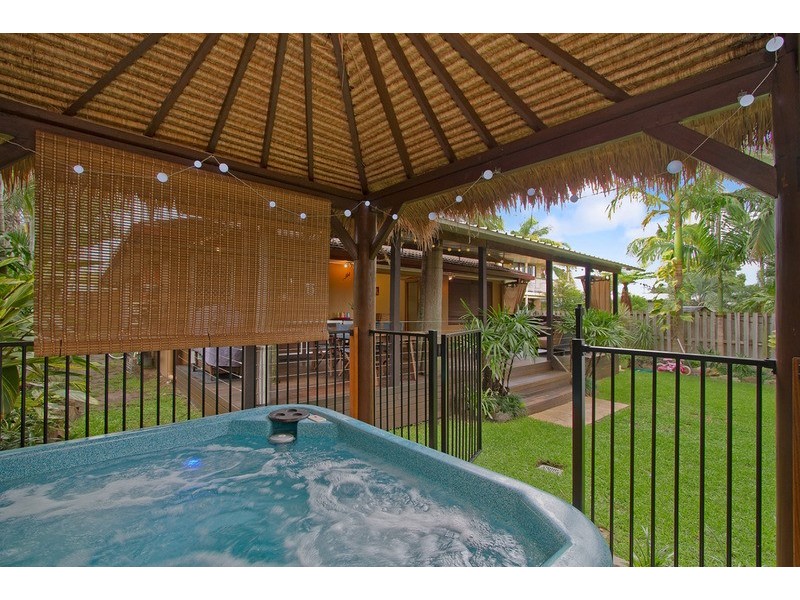 9 Raymond Avenue, Bundall QLD 4217